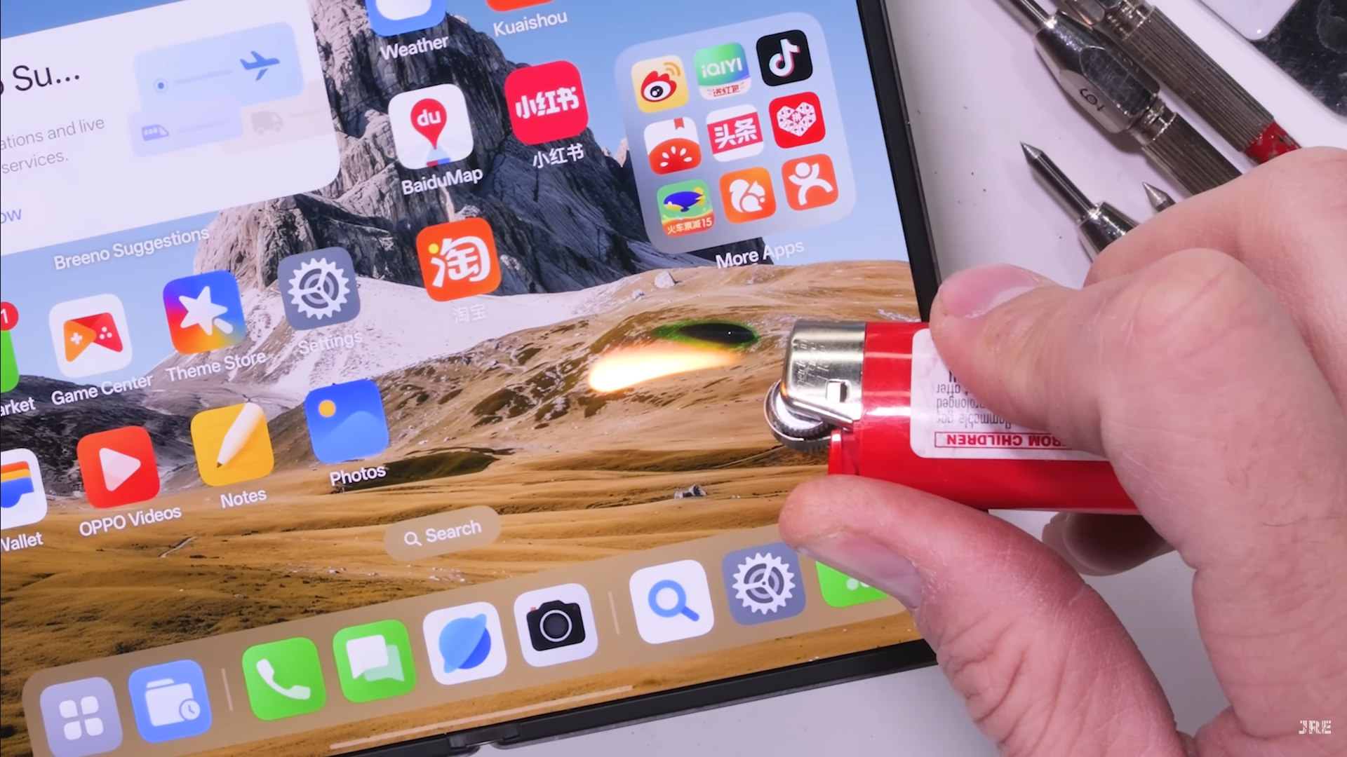 Крихкий чи надійний? Найтонший складаний смартфон у світі перевірили на міцність (відео)